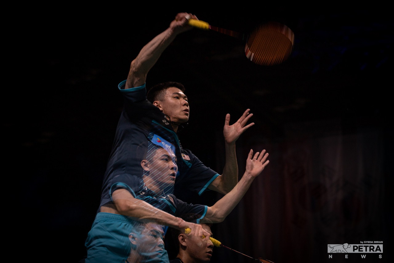 Malaysian badminton player Lee Zii Jia triumphs over world champion Loh Kean Yew during the Badminton Asia Team Championships 2022 when Malaysia faced off against neighbours Singapore. Zii Jia won the match 21-6, 21-14. – SYEDA IMRAN/The Vibes pic, January 8, 2023