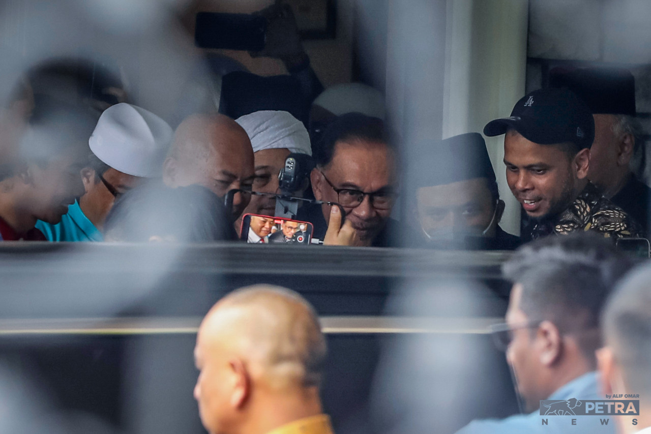 Datuk Seri Anwar Ibrahim (centre) leaves Sg Long Golf and Country Club in Kajang, Selangor for Istana Negara to be sworn in as prime minister on Thursday. Despite his Pakatan Harapan coalition falling short of getting a simple majority in the general election, he has managed to put together a unity government backed principally by Barisan Nasional and Gabungan Parti Sarawak. – ALIF OMAR/The Vibes pic, November 26, 2022