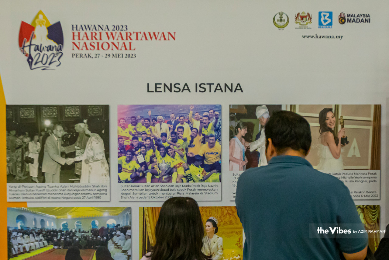 Attendees of the Hawana 2023 celebration at Ipoh last Sunday take in a photography exhibit. – AZIM RAHMAN/The Vibes pic, May 30, 2023