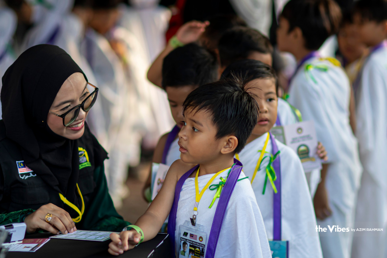 Teachers are on hand to guide the young kids as they seek to familiarise themselves with the rituals that are part of the haj. – AZIM RAHMAN/The Vibes pic, June 24, 2023