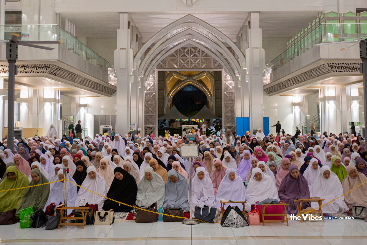 Women congregants perform tarawih prayers at Masjid Tuanku Mizan Zainal Abidin in Putrajaya. – AZIM RAHMAN/The Vibes pic, March 23, 2023