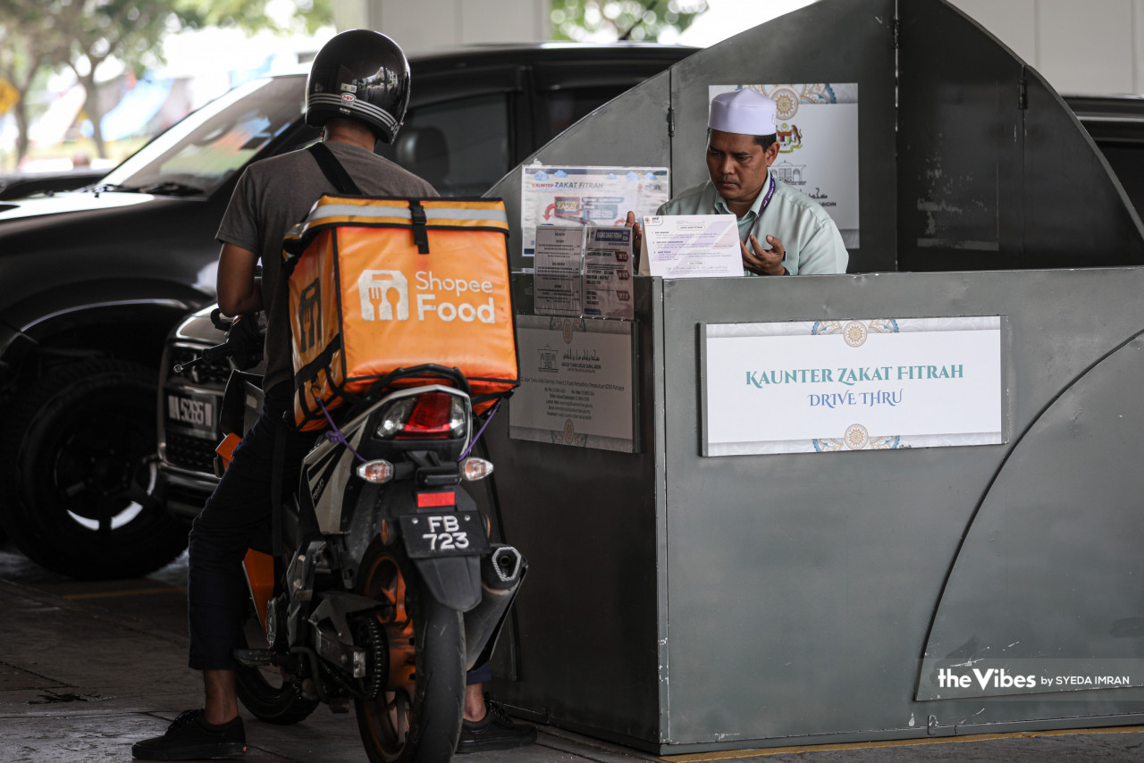 Muslims making their Zakat Fitrah contribution to help the poor and needy at Tuanku Mizan Zainal Abidin Mosque, Putrajaya. – SYEDA IMRAN/The Vibes pic, April 20, 2023