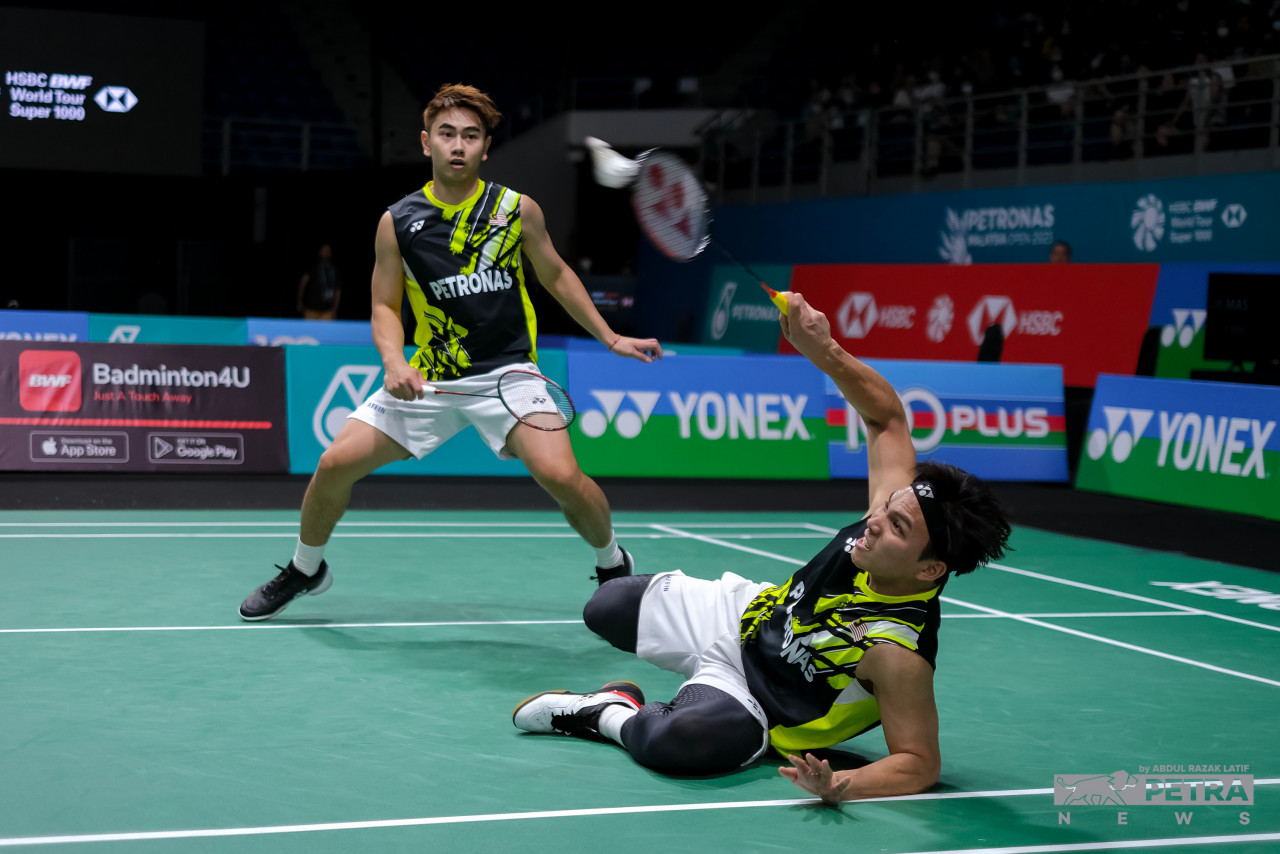 Men’s doubles pair Goh Sze Fei-Nur Izzuddin Rumsani (pic) try to deflect the shuttle from opponent China’s Liang Wei Keng-Wang Chang at the 2023 Malaysia Open opening round. – ABDUL RAZAK LATIF/The Vibes pic, January 18, 2023