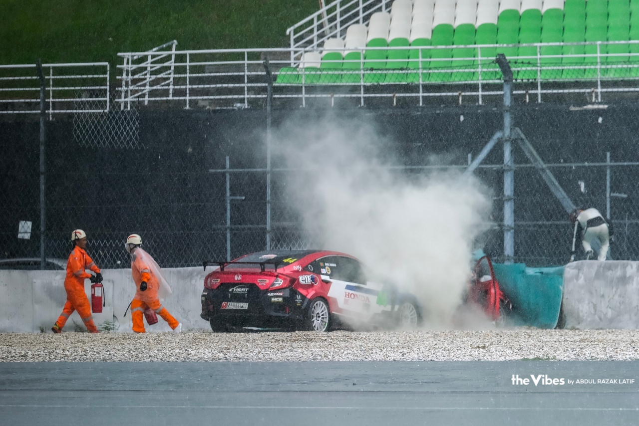 A collision between Sitty Racing’s Aiyub Azlee and R Engineering’s Anwar Avik shocks spectators, officials and competitors. – ABDUL RAZAK LATIF/The Vibes pic, June 28, 2023