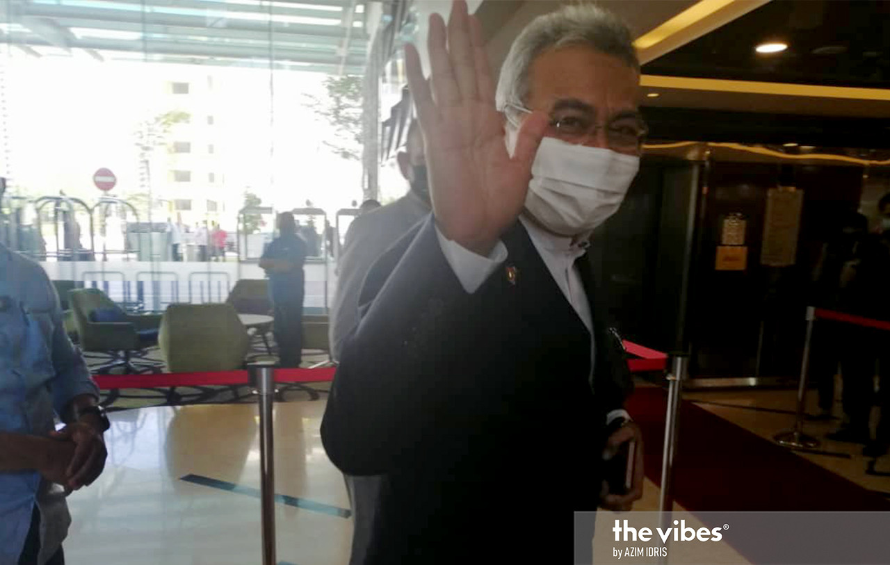 Datuk Seri Mohd Redzuan Md Yusof arriving for the party pow-wow in Putrajaya. – AZIM IDRIS/The Vibes pic, March 4, 2021