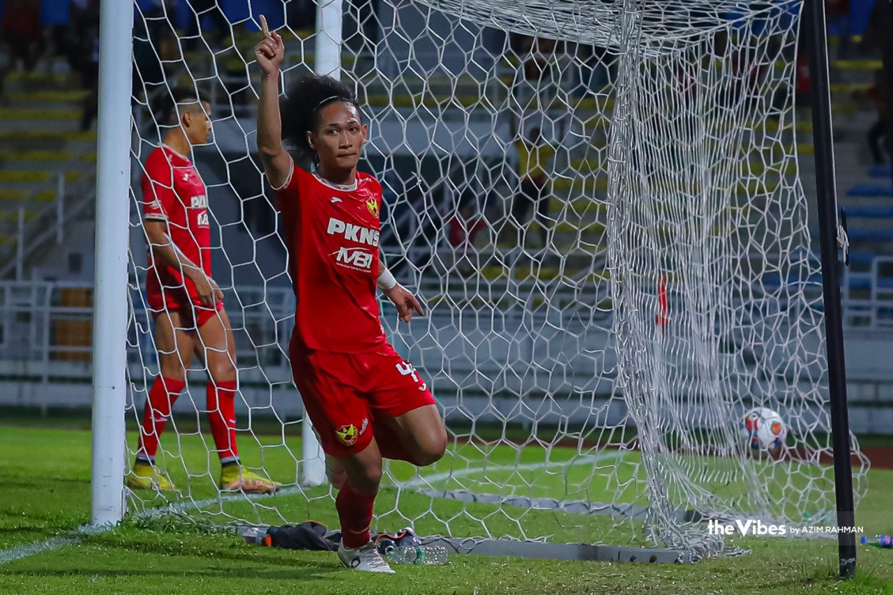 Selangor FC defender Sharul Nazeem Zulpakar scores the winning goal with a header in added time. – AZIM RAHMAN/The Vibes pic, April 5, 2023