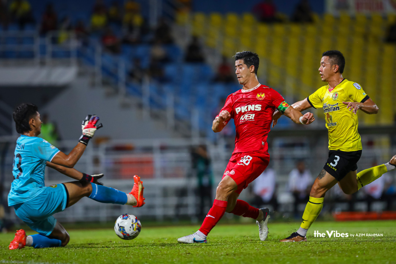 Selangor FC mounts an impressive comeback against Negri Sembilan FC to take home three points in their Super League match last night – from left, Negri Sembilan goalkeeper Sikh Izhan Sikh Azman, Selangor’s Brendan Gan and Negri Sembilan’s Tommy Mawat Bada. – AZIM RAHMAN/The Vibes pic, April 5, 2023