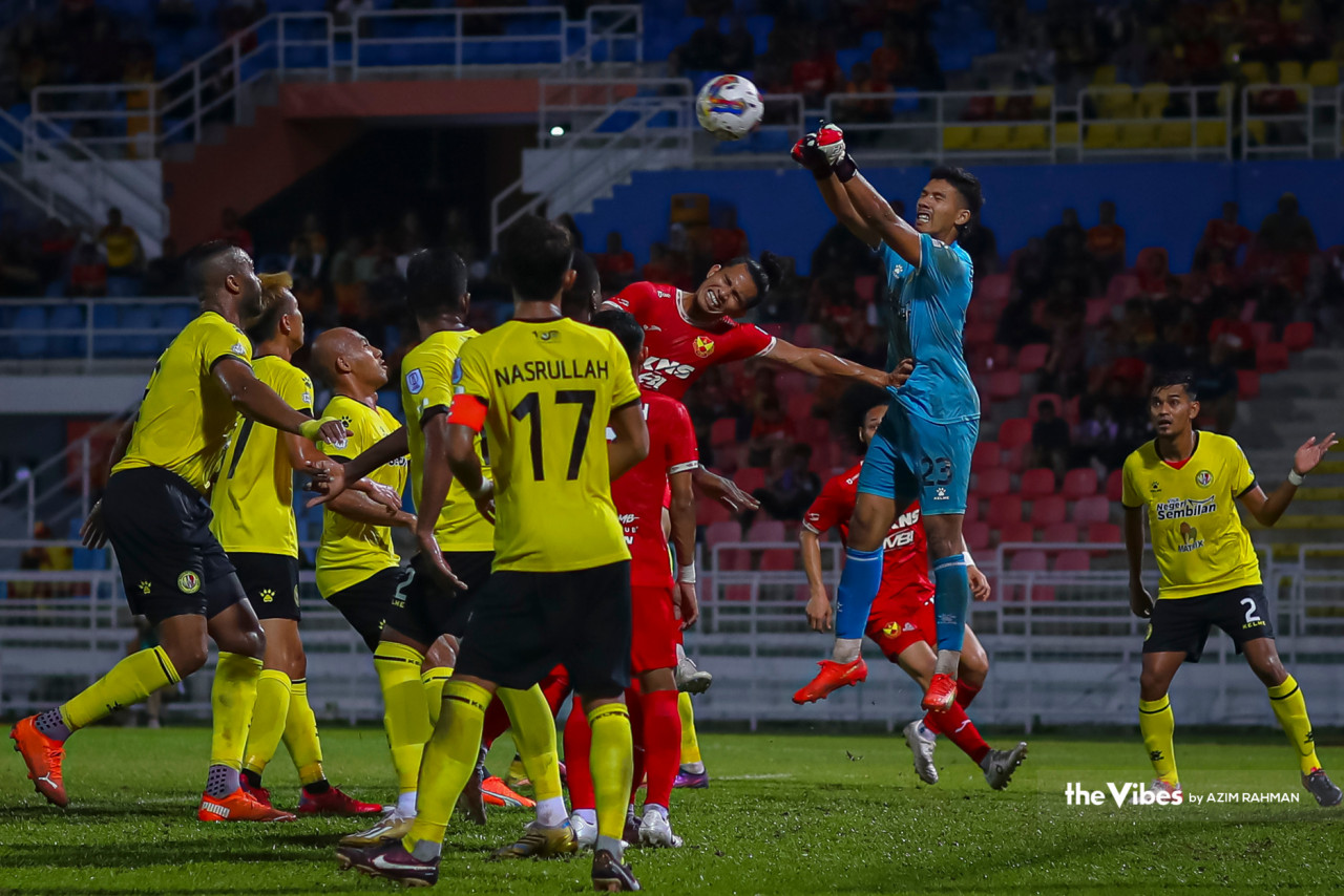 An impressive save by Negeri Sembilan goalkeeper Sikh Izhan Sikh Azman (in blue). – AZIM RAHMAN/The Vibes pic, April 5, 2023