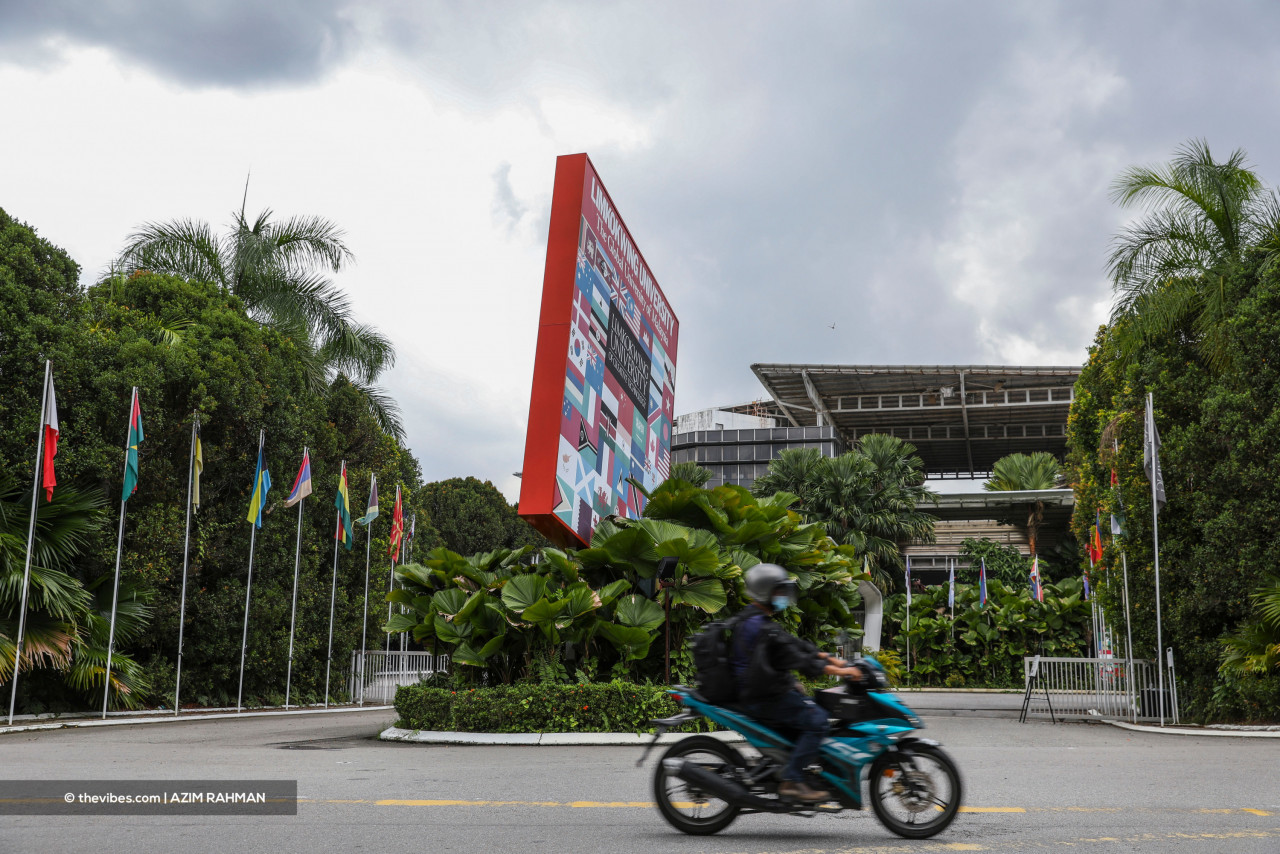 According to the letter dated May 11 this year, the former students discovered Limkokwing University of Creative Technology had lost its accreditation from the Malaysian Qualifications Agency in 2020, stripping their postgraduate degrees of global recognition. – The Vibes file pic, May 30, 2022