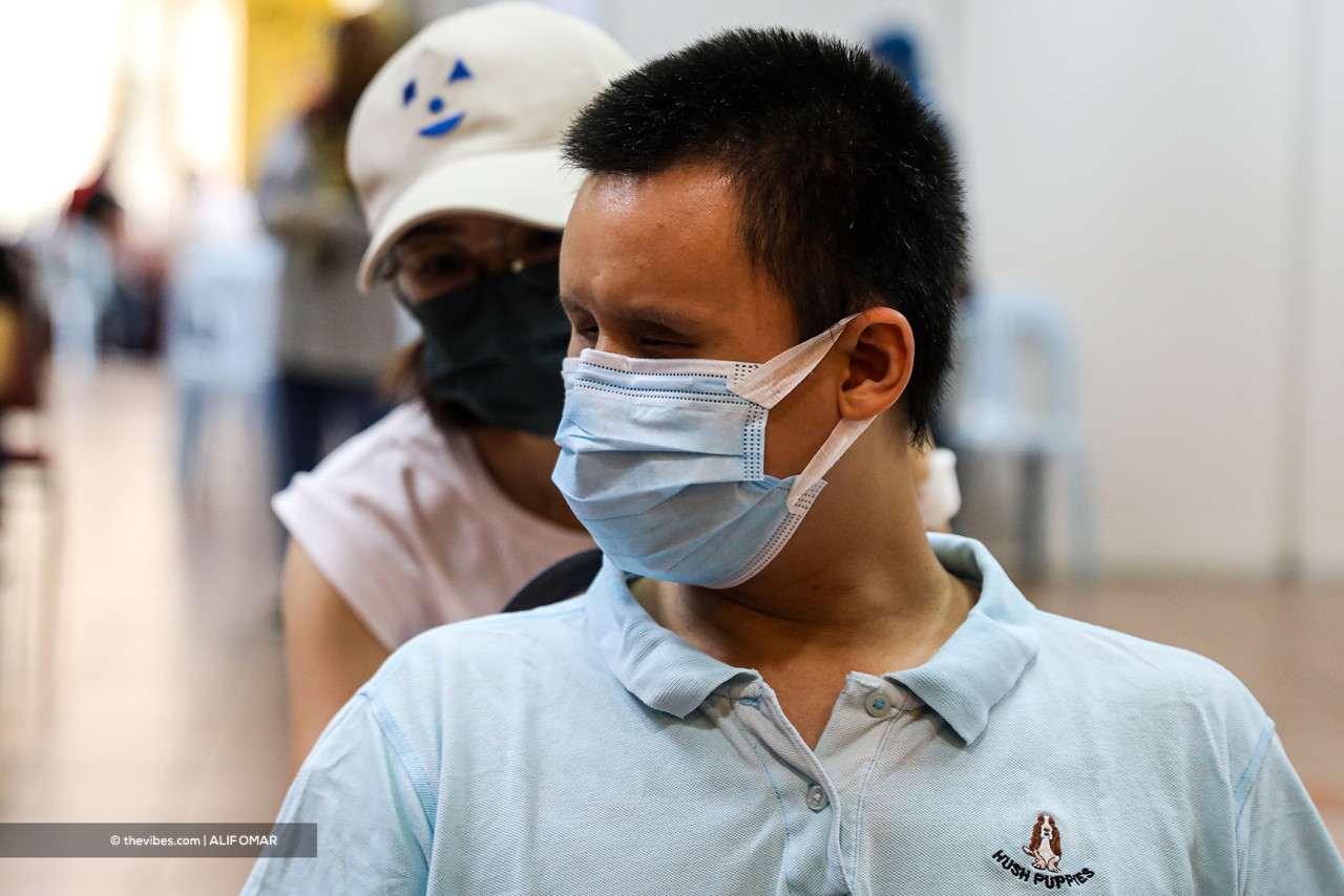 20 Welfare Department volunteers are helping paramedics and doctors on duty at the Brickfields PPV. – ALIF OMAR/The Vibes pic, June 4, 2021