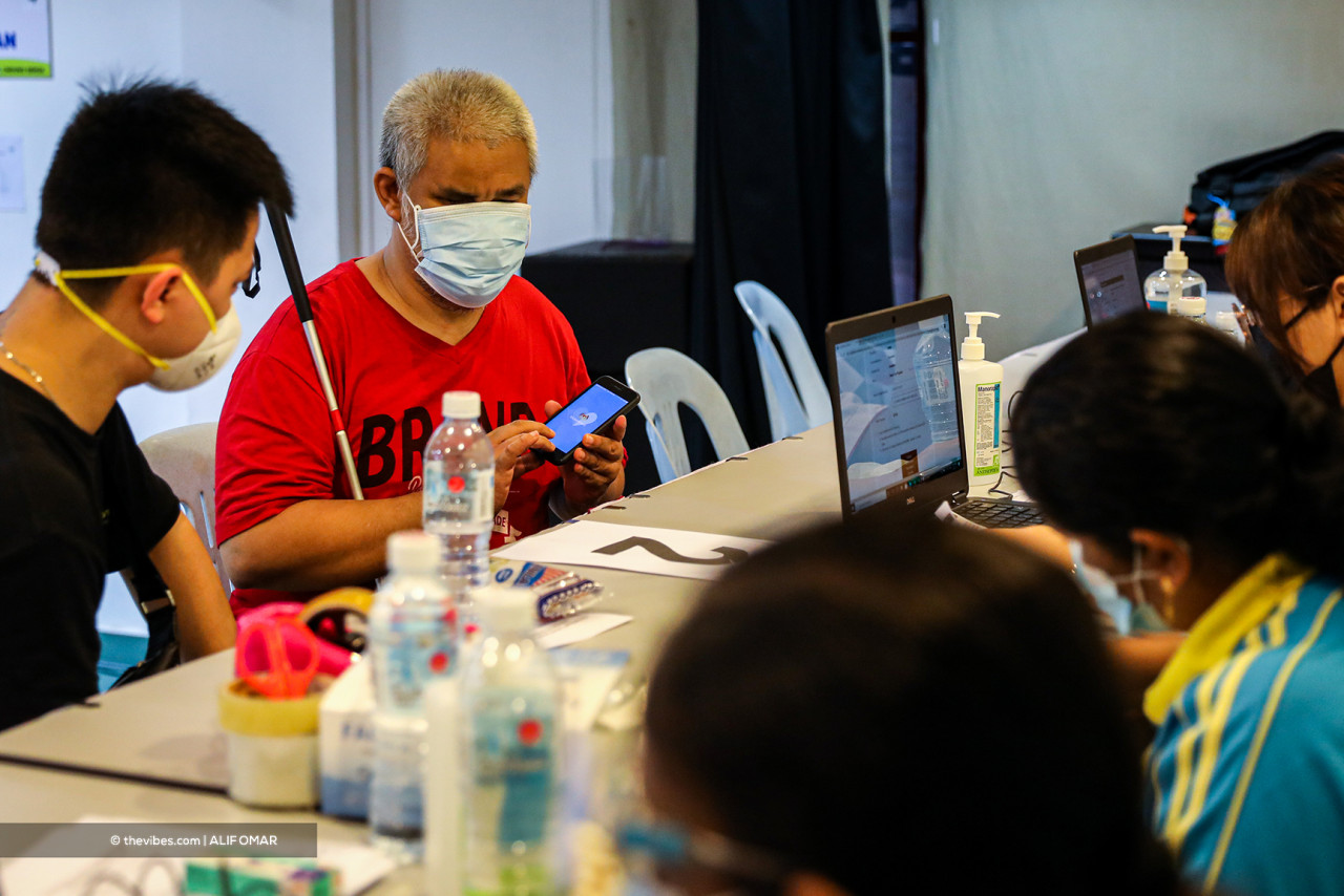 Ho Siew Wah undergoing registration at the Covid-19 vaccination centre at the MAB headquarters in Brickfields. – ALIF OMAR/The Vibes pic, June 5, 2021