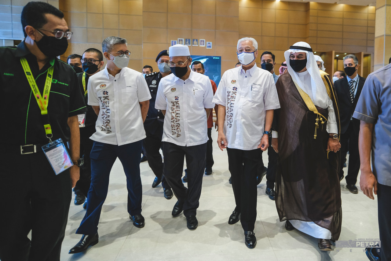 Among those present were Minister in the Prime Minister’s Department (Religious Affairs) Datuk Idris Ahmad, Finance Minister Datuk Seri Tengku Zafrul Tengku Abdul Aziz, Lembaga Tabung Haji group managing director and chief executive officer Datuk Seri Amrin Awaluddin and Saudi Arabia’s Ambassador to Malaysia Datuk Mahmoud Hussien Saeed Qattan. – ABDUL RAZAK LATIF/The Vibes pic, June 4, 2022