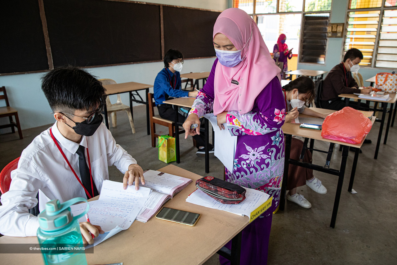 A teacher teaching a class at SMK Taman Tasik in Ampang, Selangor, today. – SAIRIEN NAFIS/The Vibes pic, October 4, 2021
