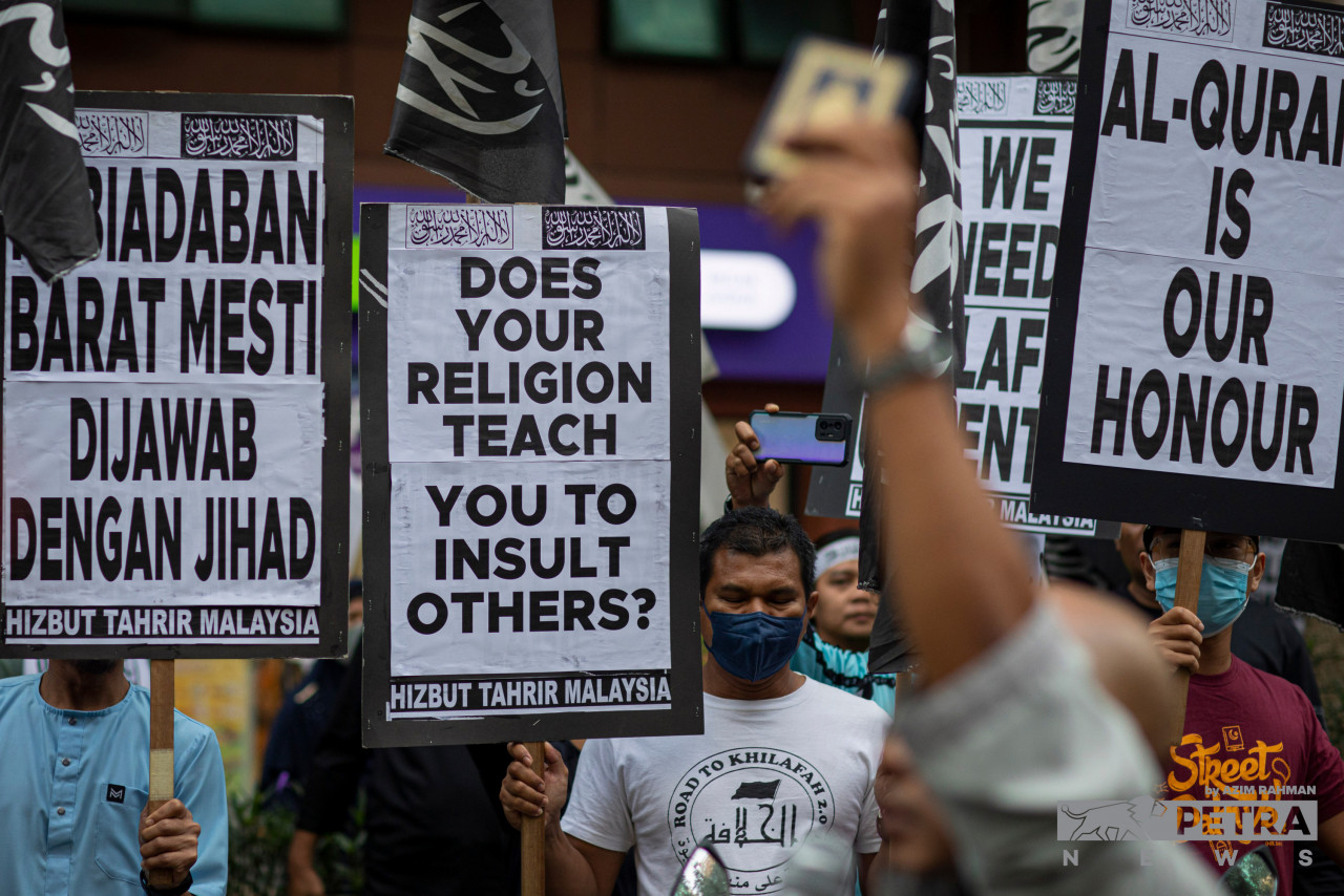 Hizbut Tahrir Malaysia protesters carry banners, some calling for jihad against the West, in protests on Friday. – AZIM RAHMAN/The Vibes pic, January 29, 2023