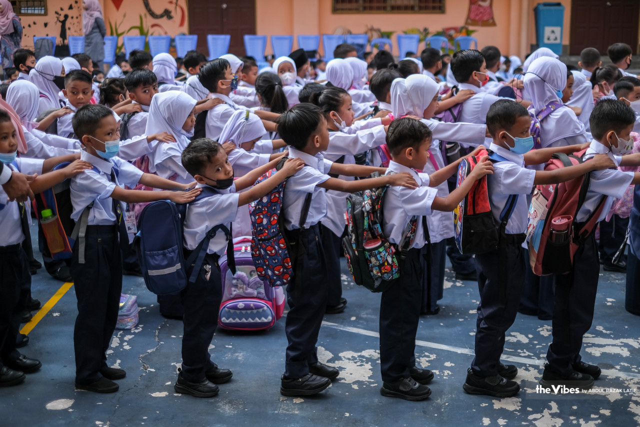 Primary school students form orderly lines for an assembly on the first day of the new school session. – ABDUL RAZAK LATIF/The Vibes pic, March 20, 2023