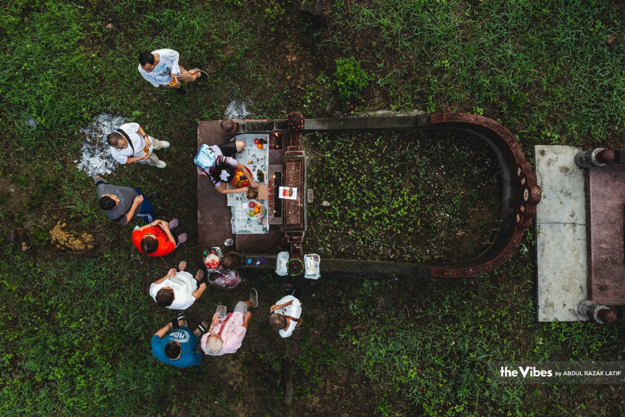 Family members would burn joss sticks and joss paper, sweep the tombs of their ancestors, and offer food, tea, wine, and chopsticks in honour of their memory on Qingming. – ABDUL RAZAK LATIF/The Vibes pic, April 8, 2023