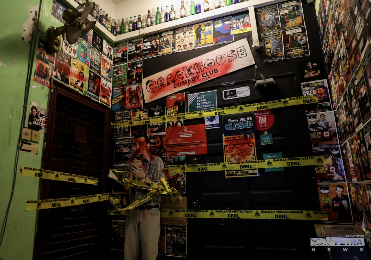 The sealed premises of the Crackhouse Comedy Club in Taman Tun Dr Ismail, Kuala Lumpur. A video clip of a female performer removing her clothes while allegedly insulting Islam in a stand-up comedy open mic session sealed the club’s fate. Kuala Lumpur City Hall revoked its operating license and imposed a lifetime ban on its owners from setting up any new business. – ALIF OMAR/The Vibes pic, December 31, 2022