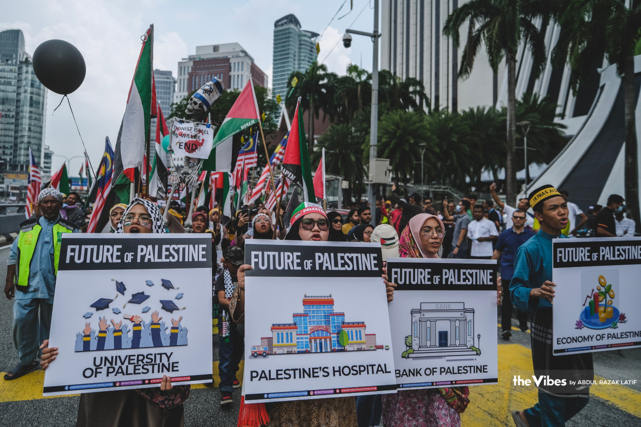 Protestors gathered in front of the Tabung Haji Mosque, which is also across from the US Embassy on Jalan Tun Razak. – ABDUL RAZAK LATIF/The Vibes pic, April 15, 2023