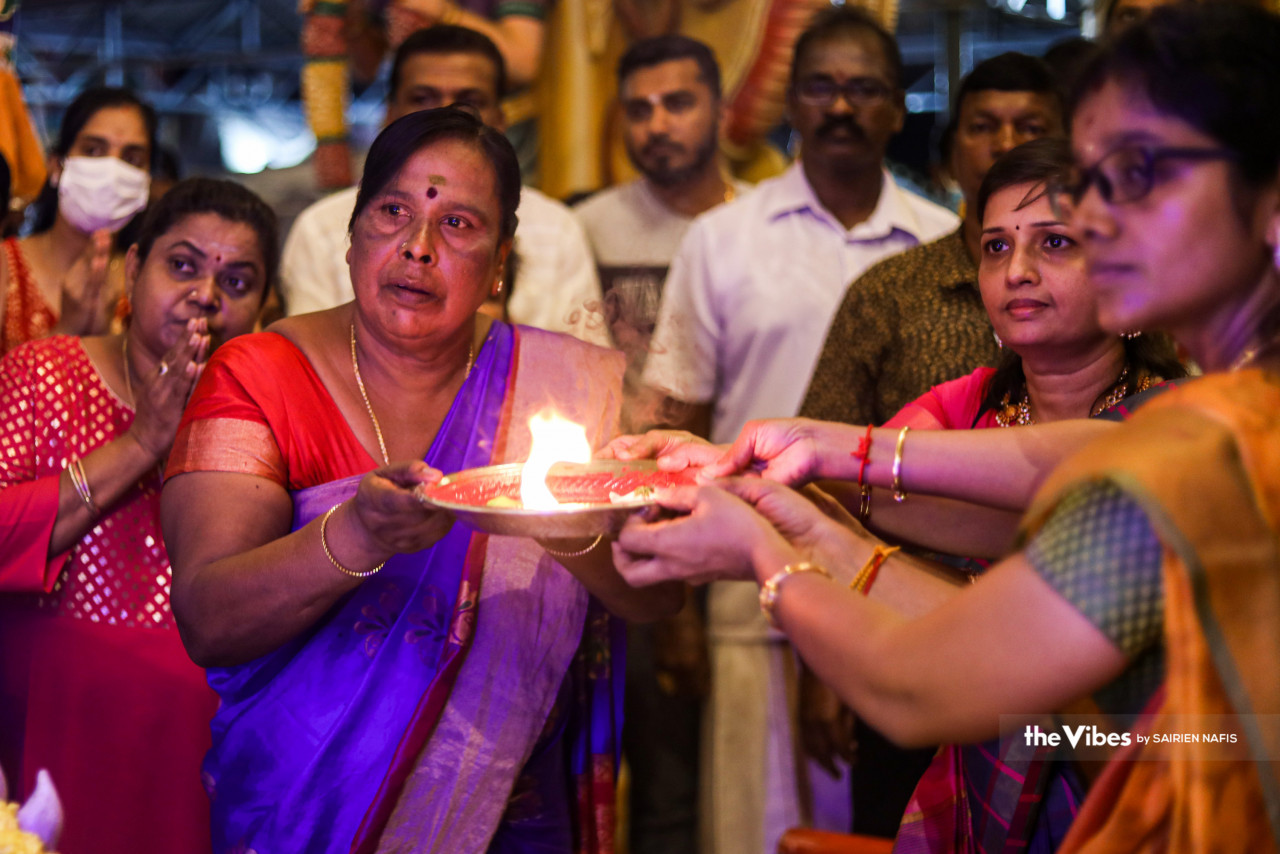 The Sri Maha Mariamman Devasthanam temple was filled with streams of devotees, all seeking blessings and enlightenment for the new year ahead. – SAIRIEN NAFIS/The Vibes pic, April 15, 2023