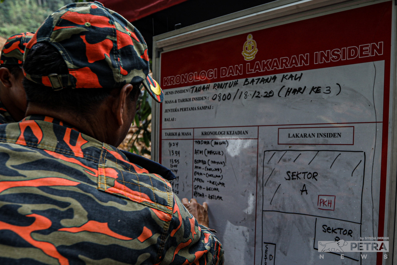 A rescuer pens an entry on a whiteboard tracking the rescue efforts’ chronology and layout of the incident site. – SYEDA IMRAN/The Vibes pic, December 19, 2022