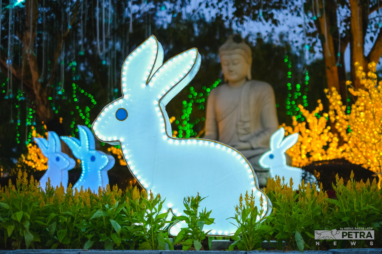 In the spirit of the Year of the Rabbit, blue bunny-shaped installations brighten up the gardens of FGS Dong Zen Temple. Further in the background, green and yellow lights appear to surround a large Buddha statue. – ABDUL RAZAK LATIF/The Vibes pic, January 21, 2023