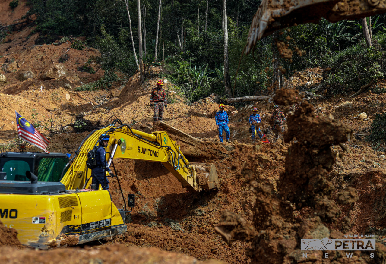 Excavators being used to assist rescue workers in the eighth day of search-and-rescue operations at the Batang Kali landslide location near Gohtong Jaya. The early morning disaster claimed the lives of 31 people. – SAIRIEN NAFIS/The Vibes pic, December 25, 2022