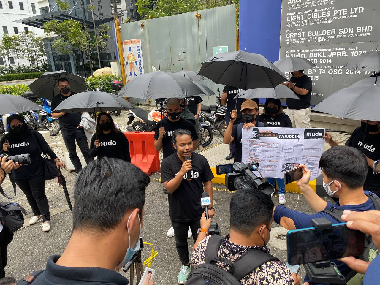 Muda’s Amir Abdul Hadi (centre) says delaying the lowering of the voting age and automatic registration goes against the spirit of Parliament, as the matter was passed in both the upper and lower houses in July 2019. – Twitter pic, February 21, 2021