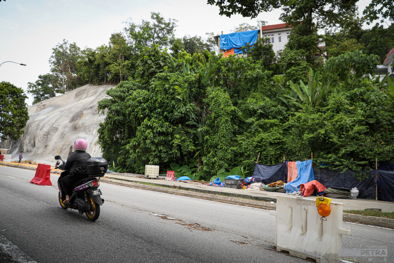 Taman Melawati workers’ shed made out of only tarpaulin sheets, next to a drain with no running water. – SYEDA IMRAN/The Vibes pic, April 6, 2022