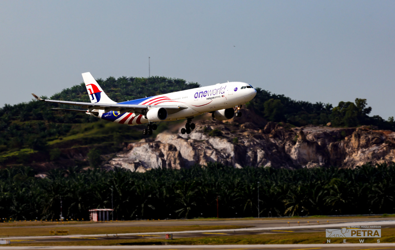Datuk Seri Wee Ka Siong has claimed that a round-trip economy class ticket between Kuala Lumpur and Tawau on Malaysia Airlines is RM3,138, triggering a spat between him and Transport Minister Anthony Loke. – MOHD HAZLI HASSAN/The Vibes file pic, April 18, 2023