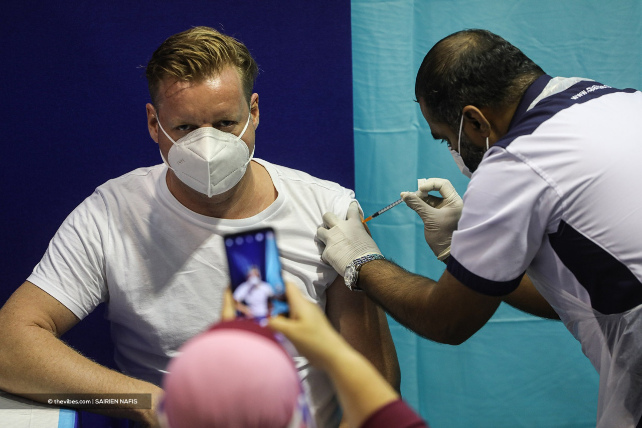 A man receiving his AstraZeneca shot at UKM Bangi today. – SAIRIEN NAFIS/The Vibes pic, May 5, 2021