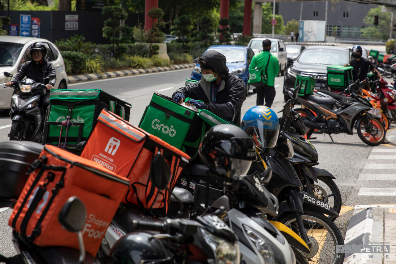 Pictured here is a line of p-hailing motorcycles parked by the roadside. Delivery riders lament that despite their efforts, the problems they face have not been resolved by the government. – The Vibes file pic, August 10, 2022