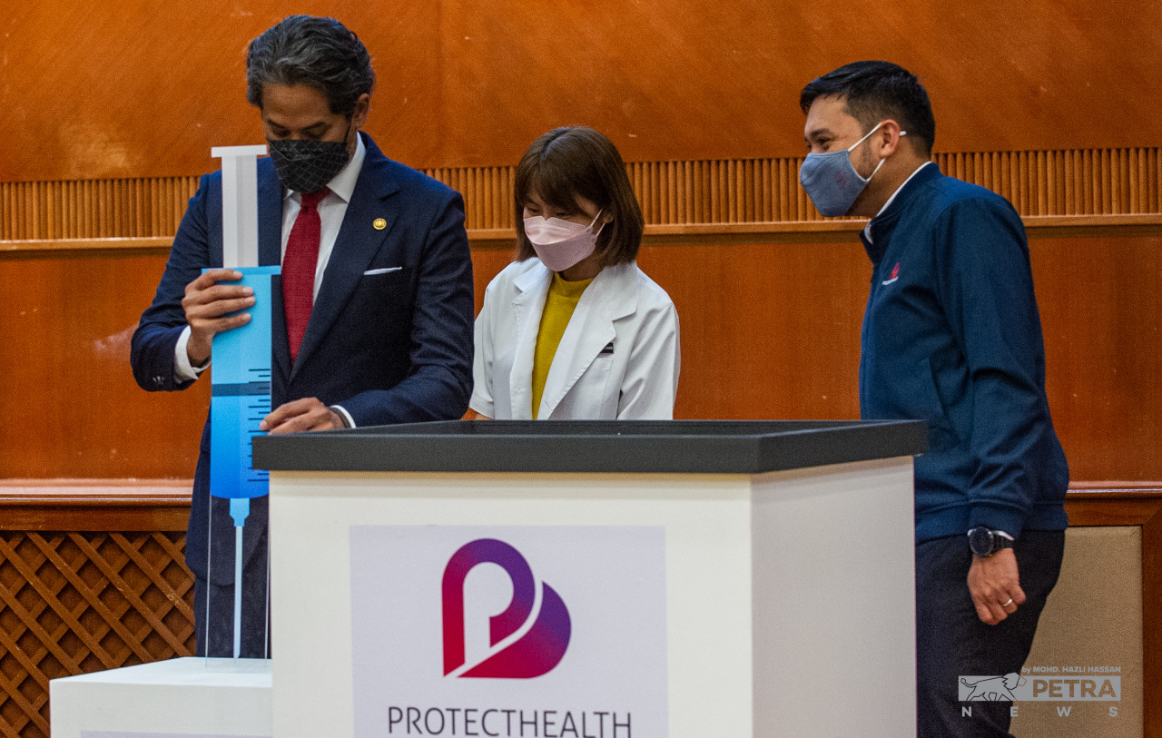 Former ProtectHealth Corp head Datuk Anas Alam Faizli (right) has denied speculations that his departure from the company was due to a rift with Health Minister Khairy Jamaluddin (left). – MOHD HAZLI HASSAN/The Vibes pic, October 6, 2022