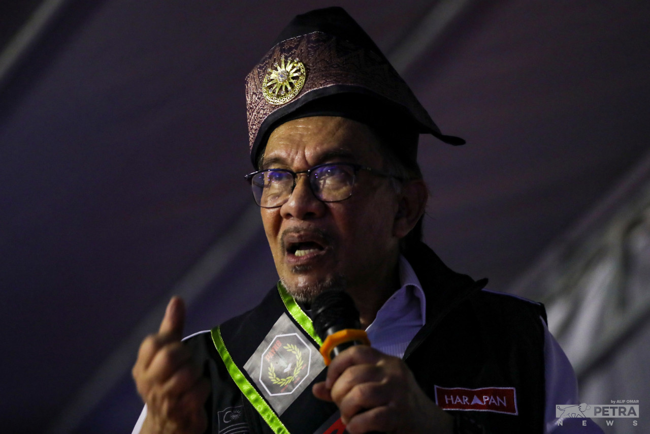Pakatan Harapan chairman Datuk Seri Anwar Ibrahim says politicians who resort to racial rhetoric in their campaigns are ‘desperate, lacking intelligence, and deprived of religious teachings’. – ALIF OMAR/The Vibes pic, November 17, 2022