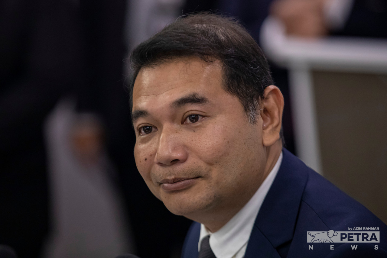 Rafizi Ramli says that the culture of elastic supply-and-demand principles has yet to be adopted by citizens here, leading to traders being allowed to impose high prices on their products since customers continue to buy from them. – AZIM RAHMAN/The Vibes pic, December 26, 2022