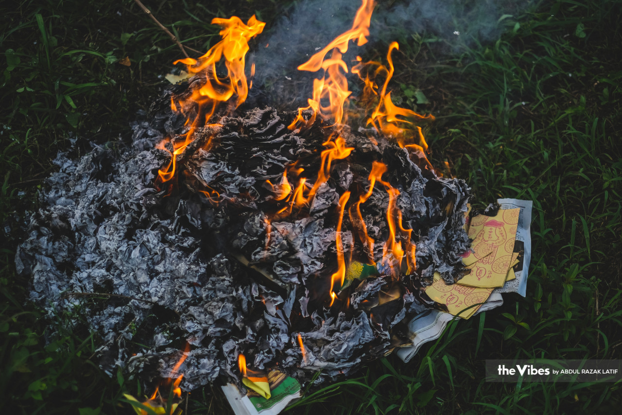 The burning of joss paper and paper replicas of material goods such as cars, homes, phones and paper servants is believed to assist the deceased in the afterlife. – ABDUL RAZAK LATIF/The Vibes pic, April 8, 2023