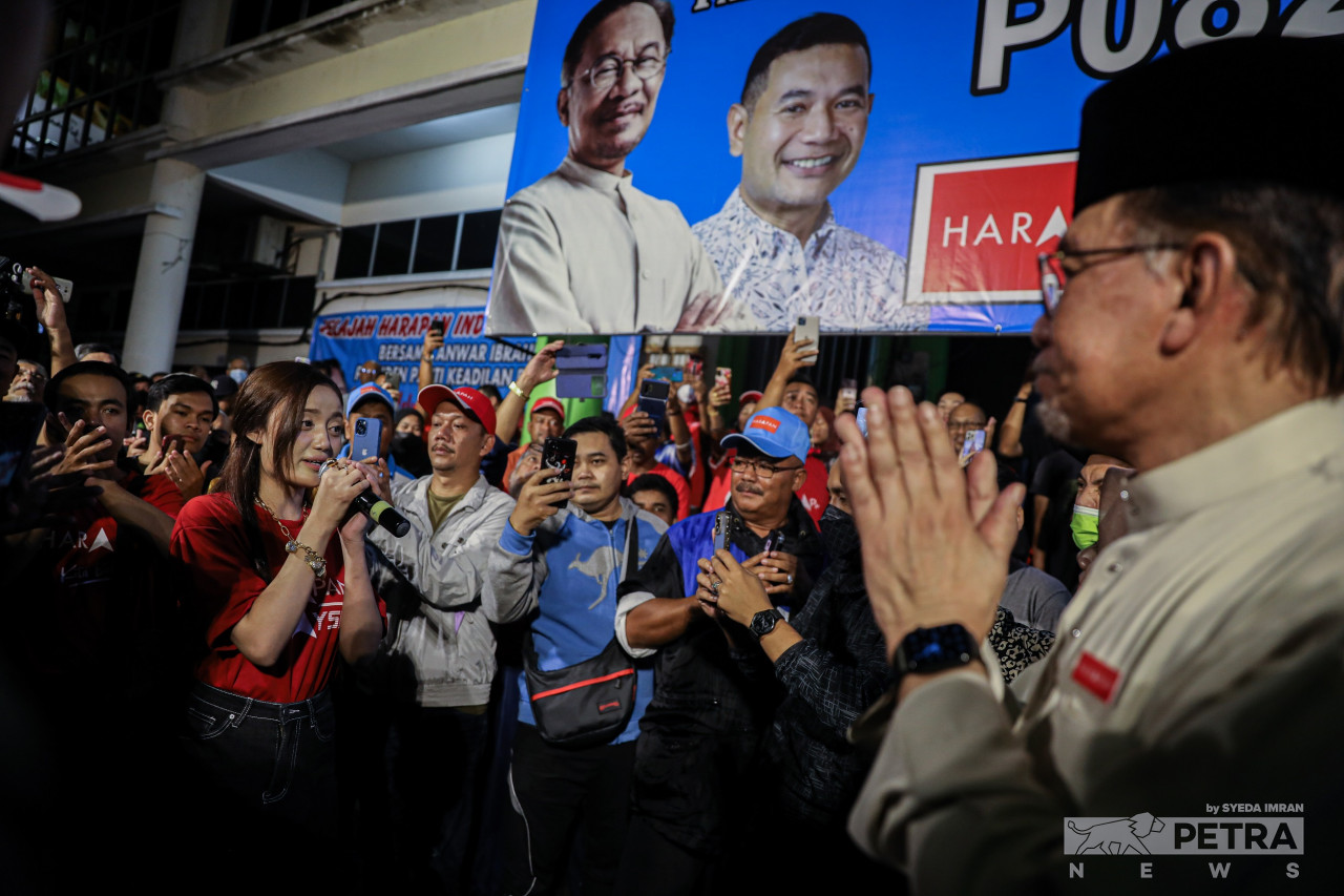Pakatan Harapan chairman Datuk Seri Anwar Ibrahim visits Pakatan Harapan election workers in the Indera Mahkota constituency in Pahang. – SYEDA IMRAN/The Vibes pic, November 13, 2022 