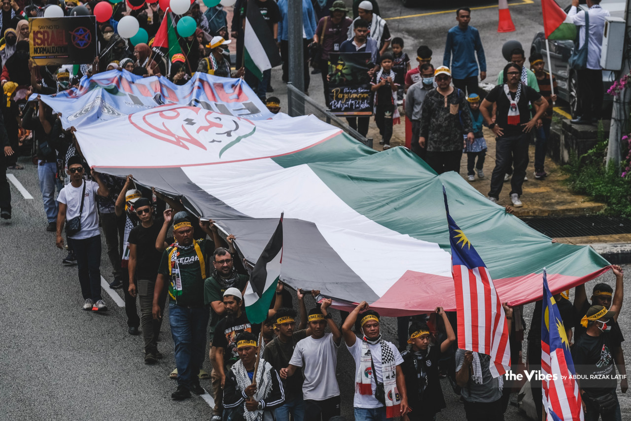 No effort is spared to come up with balloons and a giant-sized flag of Palestine to commemorate Al-Quds Day. – ABDUL RAZAK LATIF/The Vibes pic, April 15, 2023