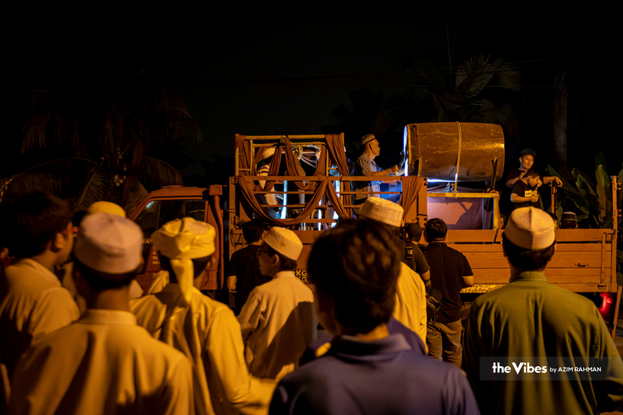 Residents in Kg Jenjarom gather with excitement to watch the beating of the drums, signalling the start of Hari Raya Aidilfitri. – AZIM RAHMAN/The Vibes pic, April 21, 2023