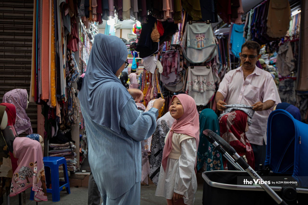 People shop for clothes and foodstuff at the popular Jalan Tuanku Abdul Rahman in Kuala Lumpur, in preparation for the Hari Raya Aidilfitri celebrations. – AZIM RAHMAN/The Vibes pic, April 20, 2023