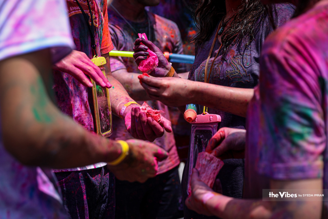 Hindu devotees applying colourful gulal powder during Holi last weekend. – SYEDA IMRAN/The Vibes pic, March 22, 2023