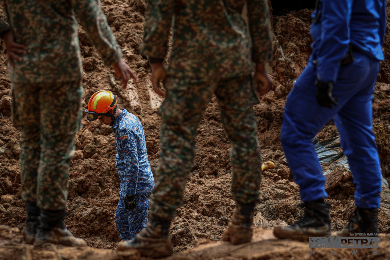 A rescuer inspecting the soil at the site of the landslide. – SYEDA IMRAN/The Vibes pic, December 19, 2022