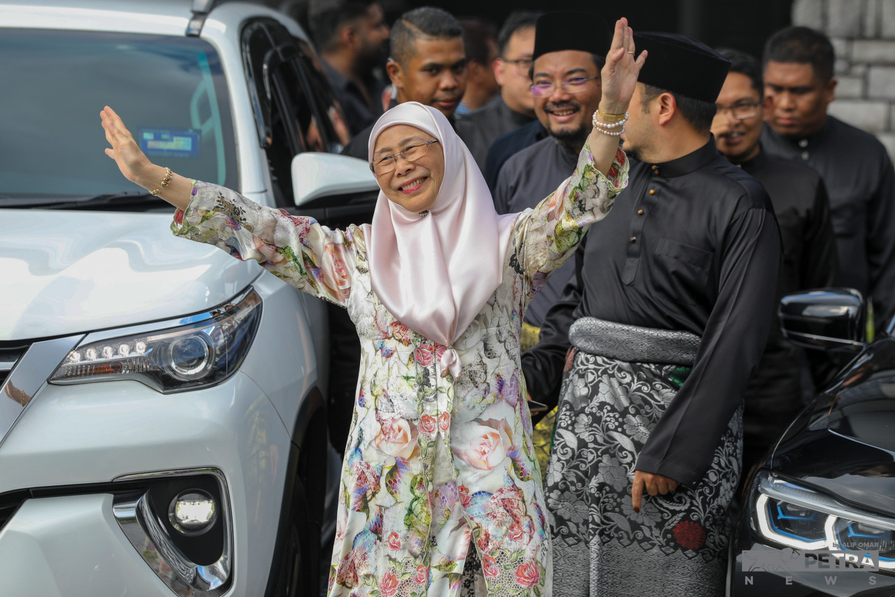 With her husband Datuk Seri Anwar Ibrahim set to be sworn in as prime minister, Datuk Seri Dr Wan Azizah Wan Ismail expresses her delight at Sg Long Golf and Country Club in Kajang, Selangor on Thursday. Throughout Anwar’s various challenges on his journey to assuming the nation’s top post, his wife has always been at his side in support. – ALIF OMAR/The Vibes pic, November 26, 2022
