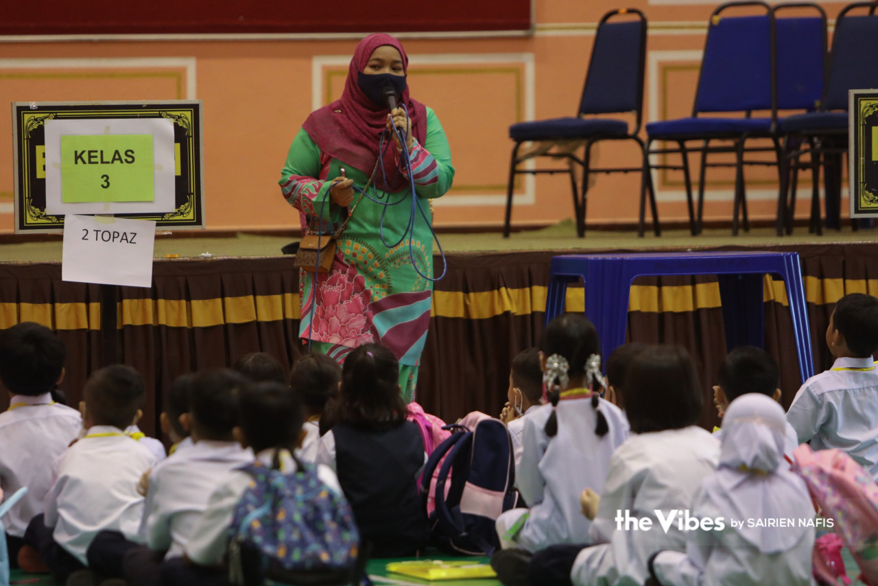 The first day of the new school session usually begins with briefings, as seen here being given by teacher Yuziha Mohamad Yusof at Shah Alam’s SK Seksyen 9. – SAIRIEN NAFIS/The Vibes pic, March 20, 2023
