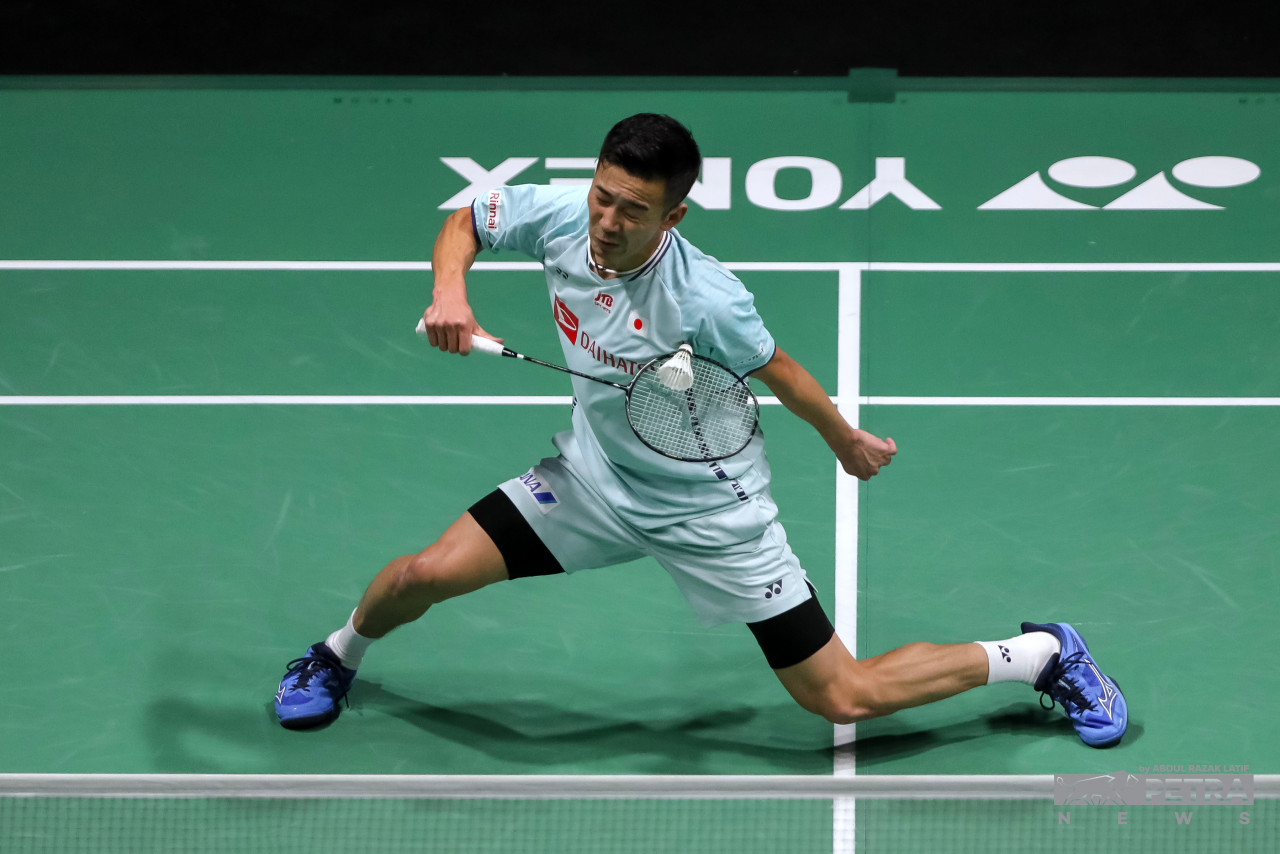 Japan’s men’s singles player Kenta Nishimoto loses at the hands of top-ranked Viktor Axelsen of Denmark, 6-21, 12-21, at the 2023 Malaysia Open quarterfinal. – ABDUL RAZAK LATIF/The Vibes pic, January 18, 2023