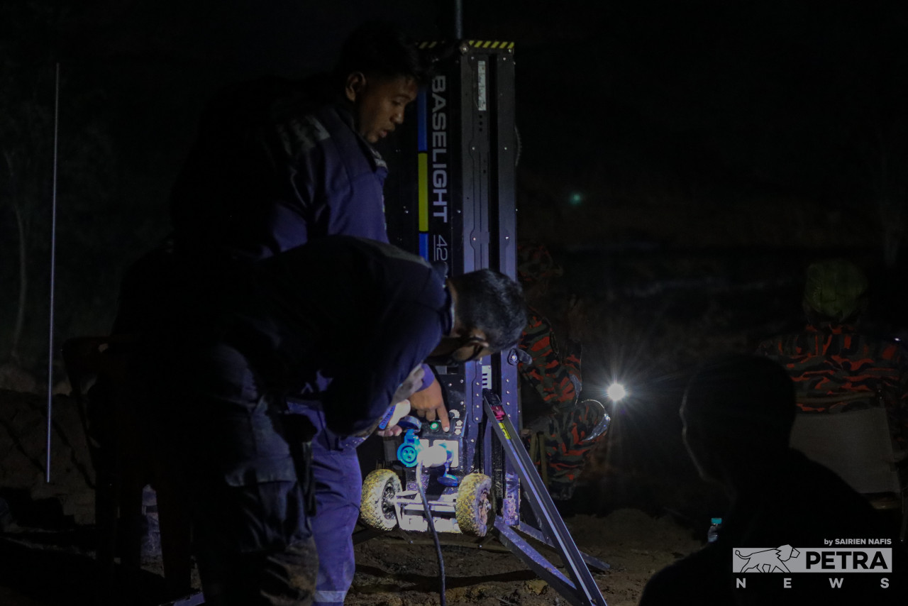 A high-powered searchlight is set up last night to aid in the search for the remaining victims of the Batang Kali landslide. – SAIRIEN NAFIS/The Vibes pic, December 21, 2022
