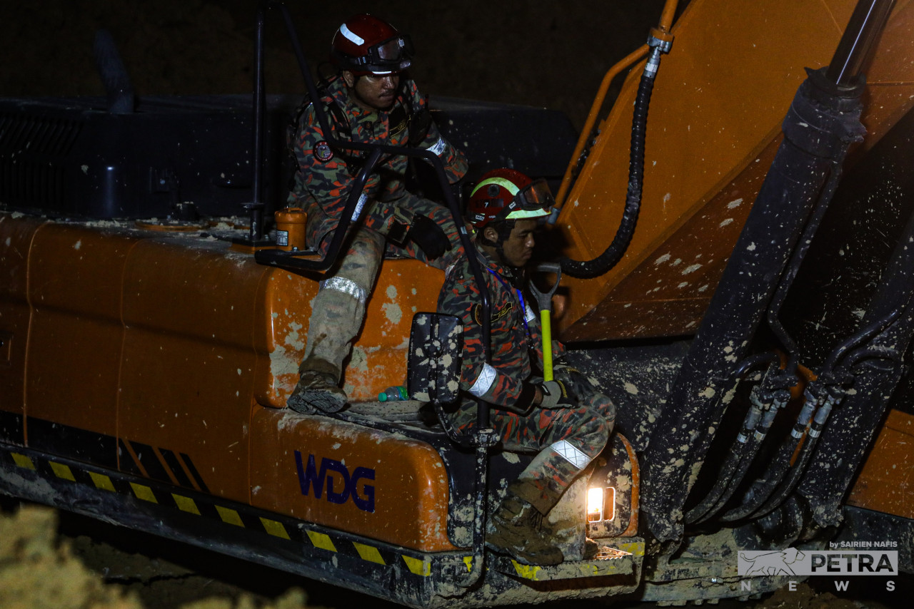 Rescuers operate an excavator in search of victims on the fifth day of the Batang Kali landslide search-and-rescue operations. – SAIRIEN NAFIS/The Vibes pic, December 21, 2022