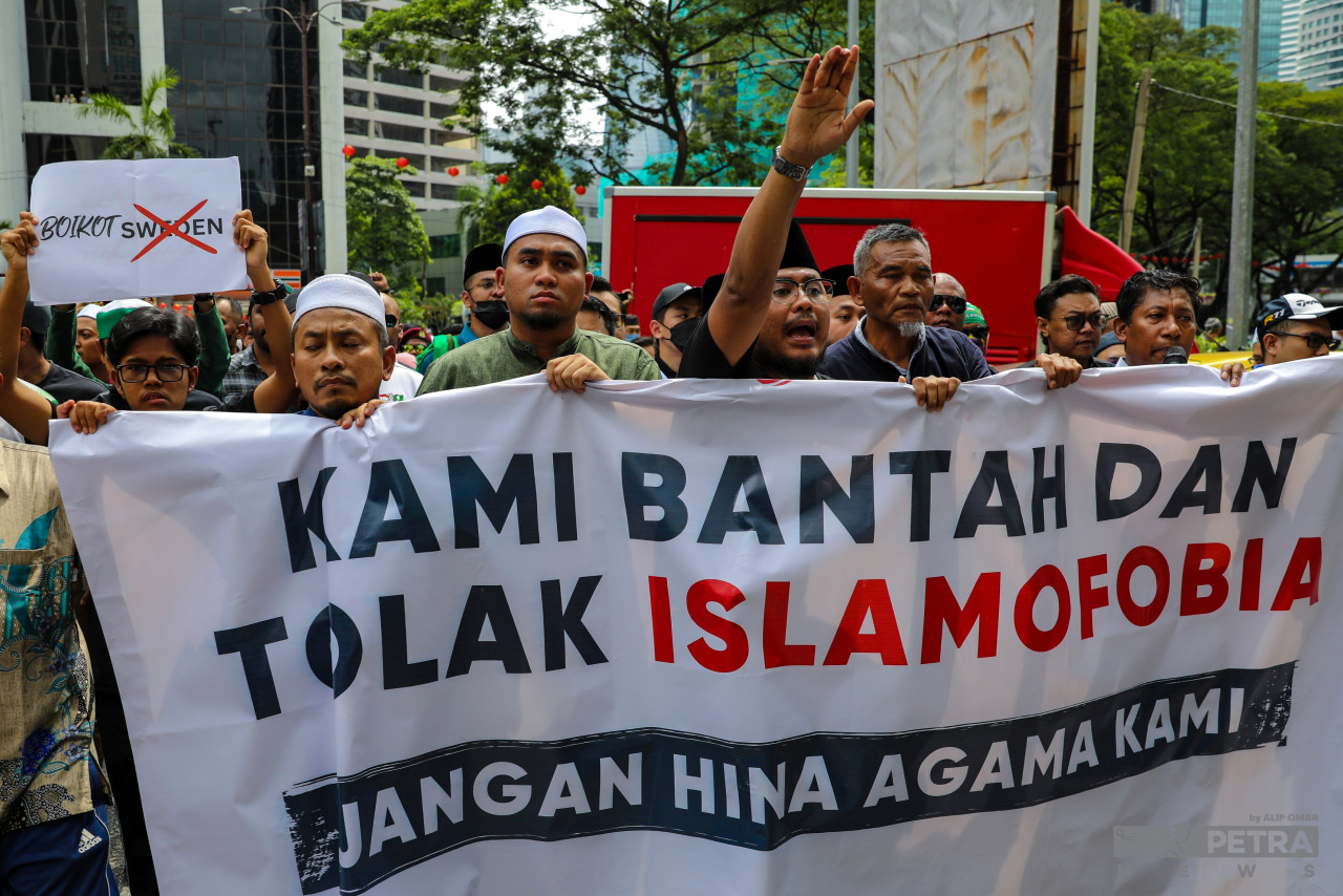 The afternoon demonstration sees the participation of Perikatan Nasional politicians, among others. – ALIF OMAR/The Vibes pic, January 29, 2023