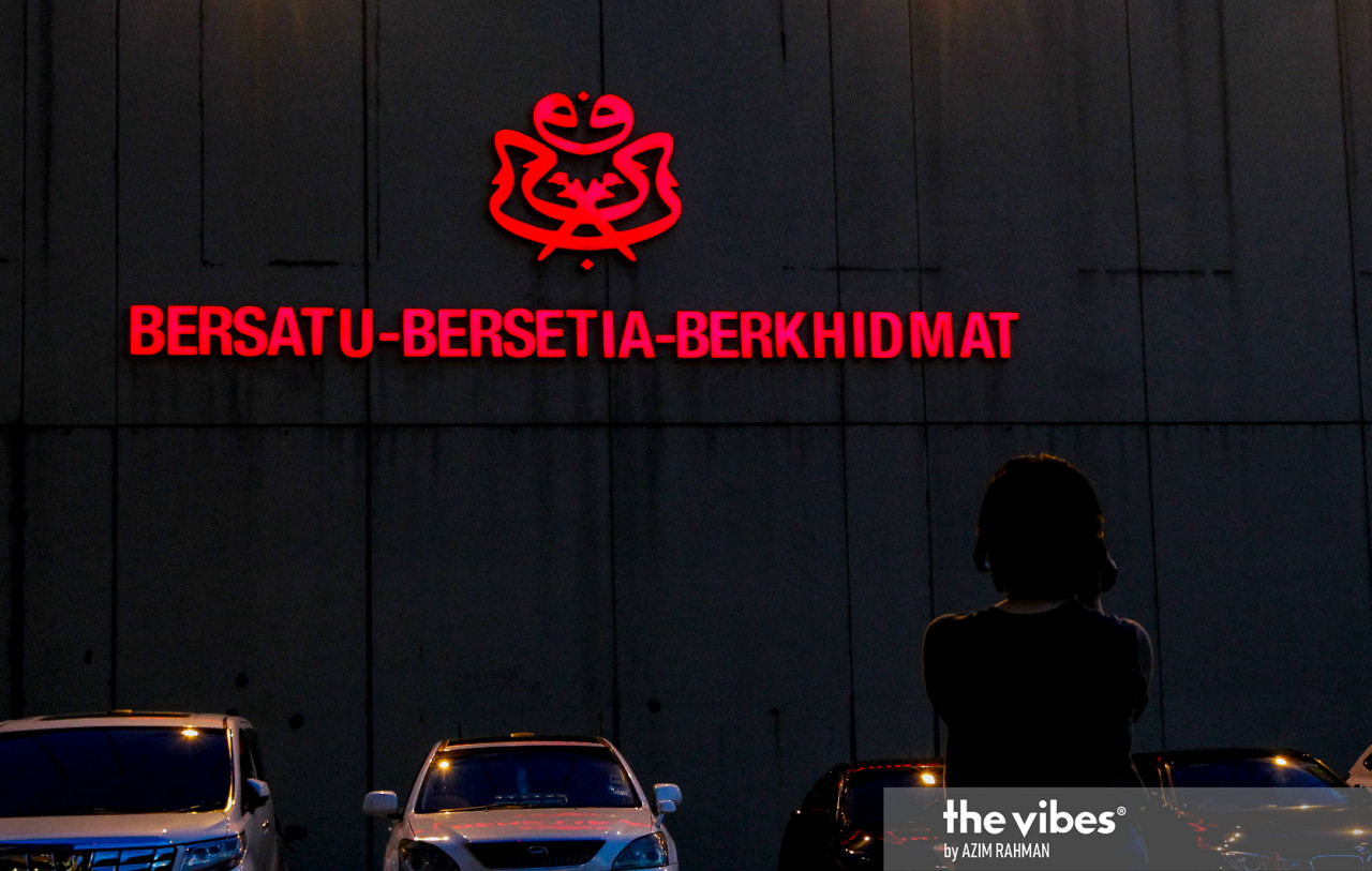 Over a dozen Umno MPs’ withdrawal of support for the prime minister has left the Perikatan Nasional government in shambles. – The Vibes file pic, August 11, 2021