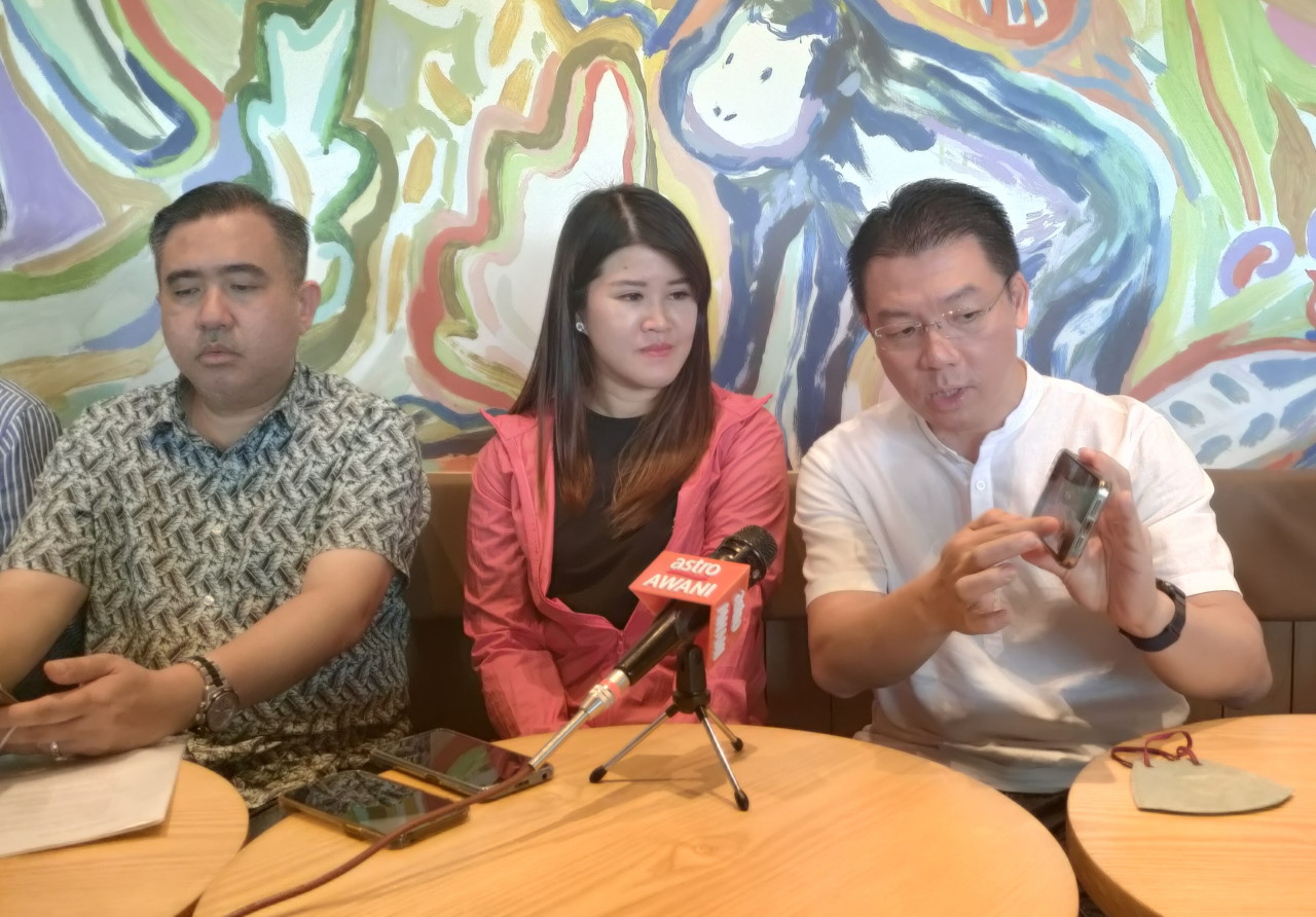Nga Kor Ming (right) has urged Datuk Seri Bung Moktar Radin to use the emergency fund to solve the problem. – REBECCA CHONG/The Vibes pic, June 7, 2022