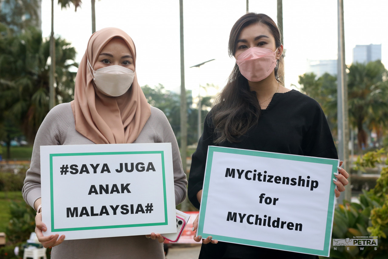 Datin Dian Lee (right) calls for the government to look into the pressing matter as well as for the National Registration Department to uphold the high court ruling while awaiting for the Court of Appeal’s verdict. – NOOREEZA HASHIM/The Vibes pic, June 7, 2022